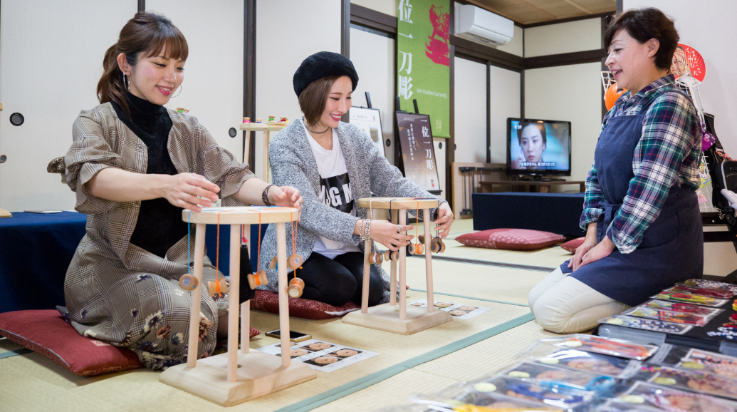 飛騨高山の丸台を使って本格的な組紐作り。’飛騨高山の六つ組’【特許出願中（特願2019-008112）】という全国でもこの場所でしかできない特別な技法です。