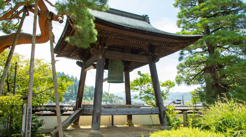 大雄寺鐘堂（県指定文化財・日本遺産）。1689年2月に建てられた飛騨地方最古の鐘楼。 江戸時代前期より活躍する大工の家系、松田家 松田又兵衛（まつだまたべえ）作。